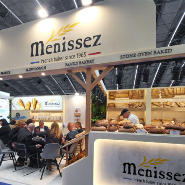 Stand Menissez à la PLMA Amsterdam 2025 présentant les pains Bake at Home, symboles de la qualité boulangère française.